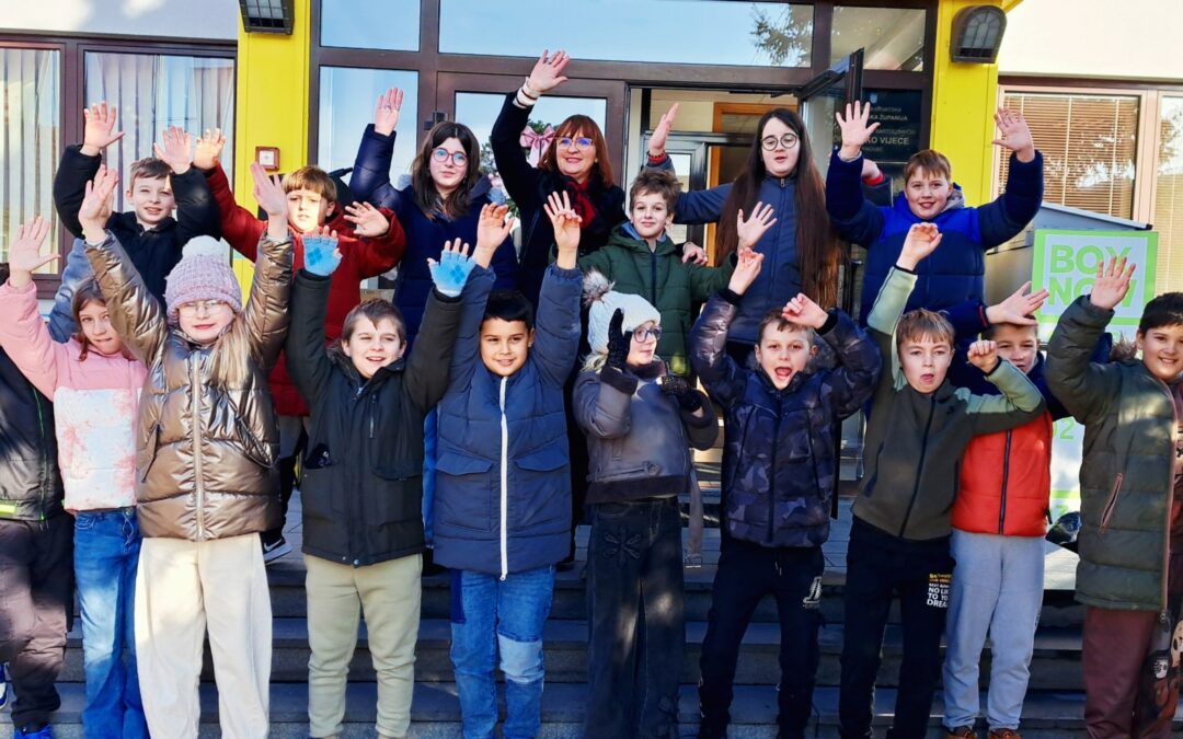 Unikatni ukrasi naših četvrtaša oživjeli općinski bor